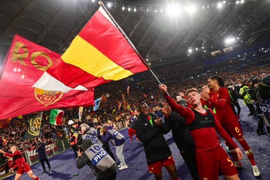 Nicola Zalewski festeggia dopo la vittoria del derby (AS Roma via Getty Images)