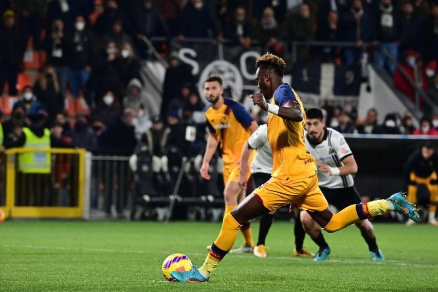 Abraham realizza il calcio di rigore al 99’ valso i tre punti al Picco contro lo Spezia. È stata l’unica rete segnata dai romanisti, a fronte di un dato di xG pari a 5.18 (AS Roma via Getty Images)