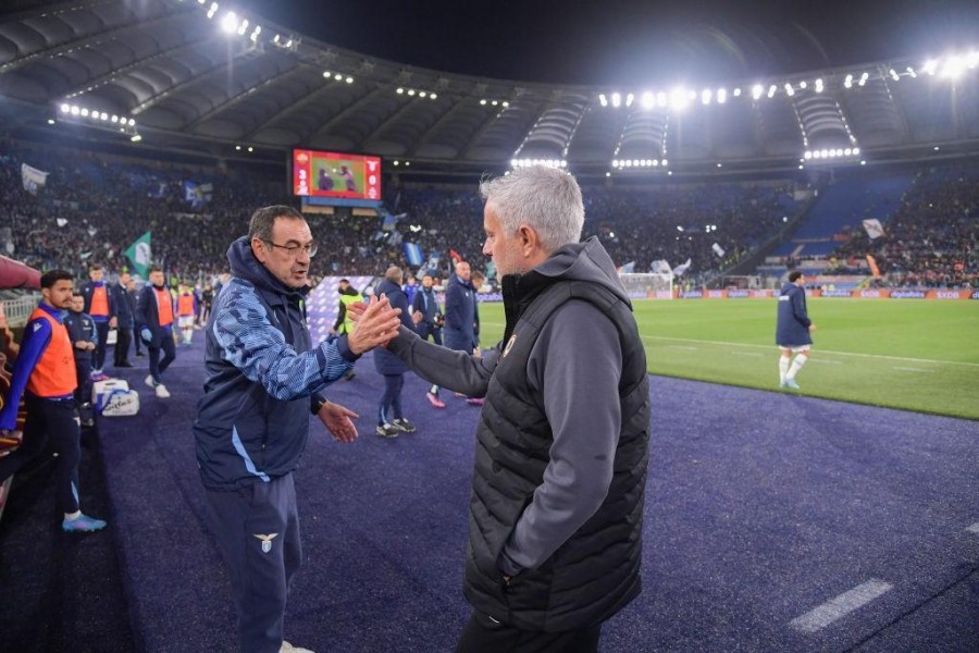 Mou saluta Sarri dopo il 3-o nel derby (As Roma via Getty Images)