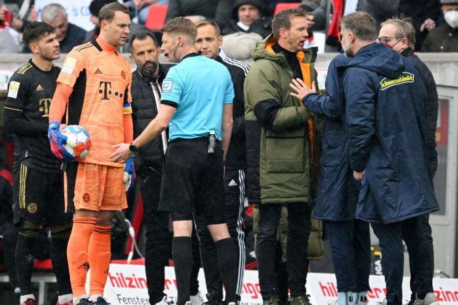 Il dialogo tra Neuer, Nagelsmann e il direttore di gara durante i 6' di stop (Getty Images)