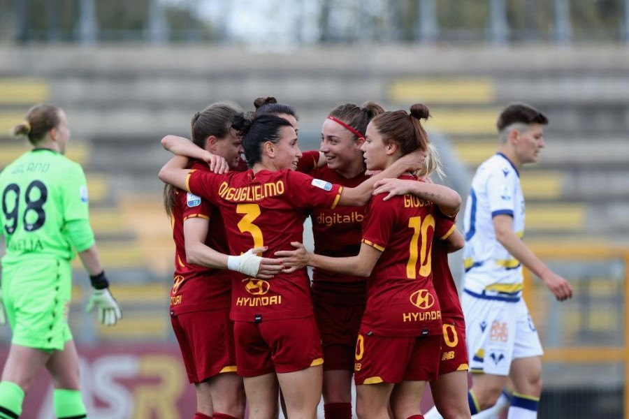 Le giallorosse esultano dopo il quinto gol (As Roma via Getty Images)