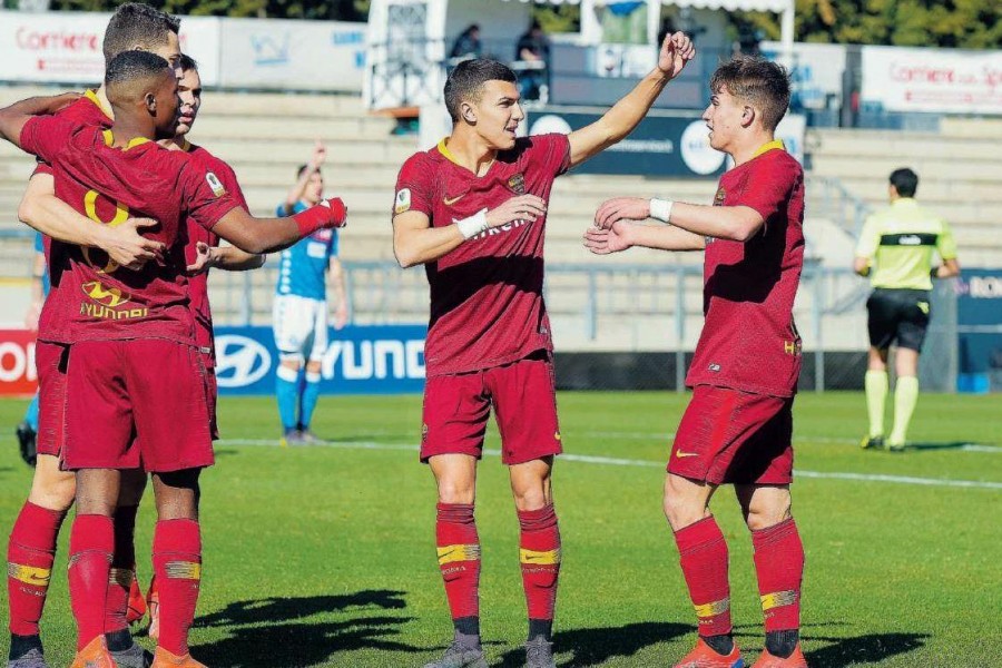 L'esultanza dei giallorossi dopo uno dei gol segnati al Napoli, di LaPresse