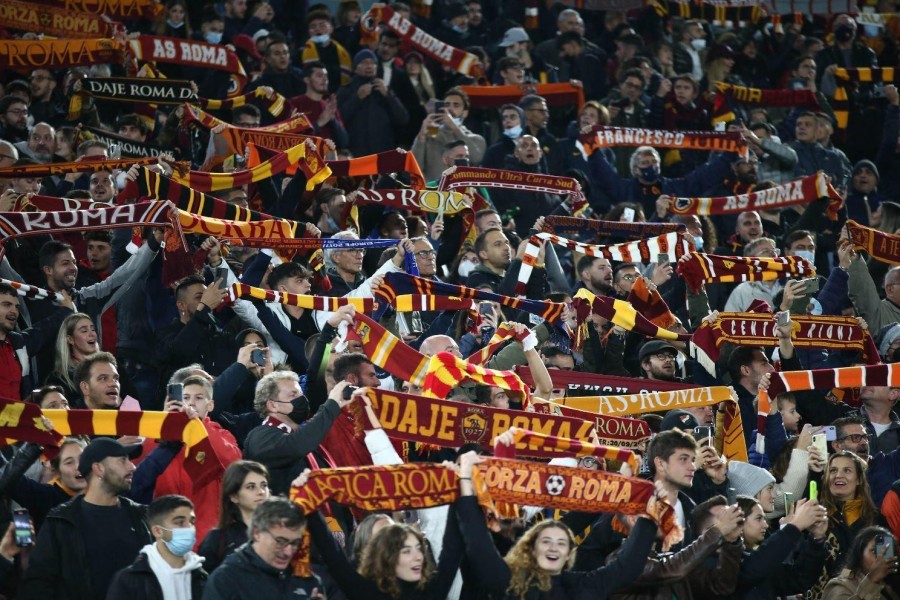 Una sciarpata in Curva Sud (As Roma via Getty Images), di Mancini