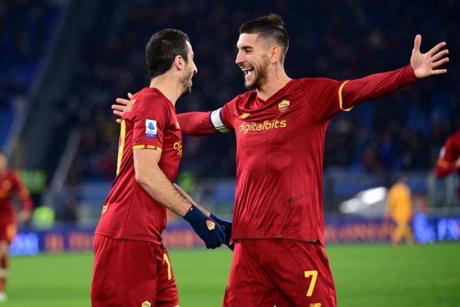 Pellegrini e Mkhitaryan esultano dopo un gol (AS Roma via Getty Images)