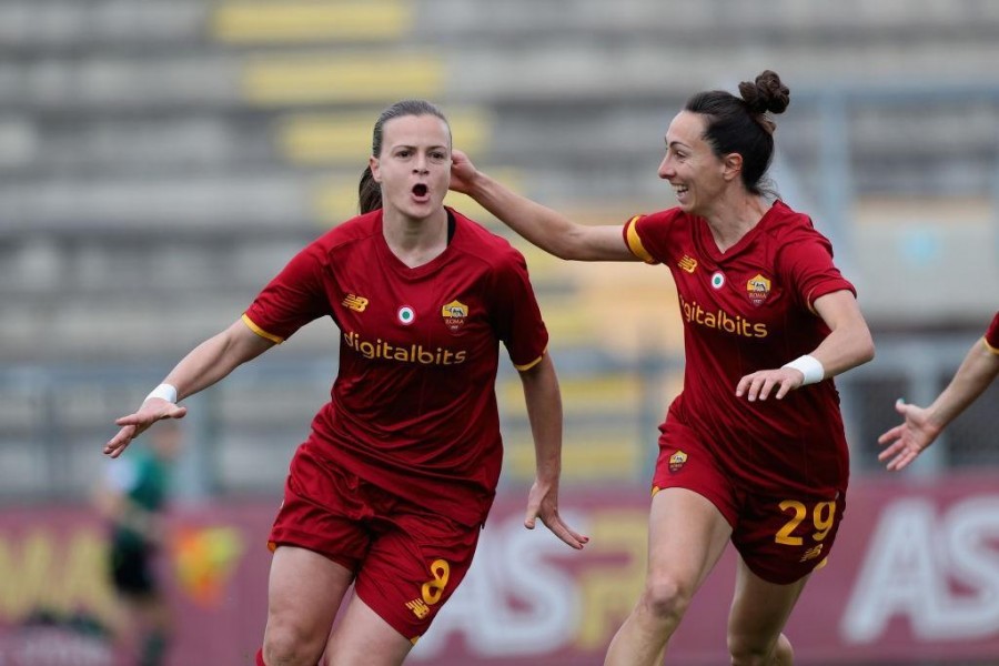 Milica Mijatovic festeggia il gol segnato con Paloma Lazaro (AS Roma/AS Roma via Getty Images)