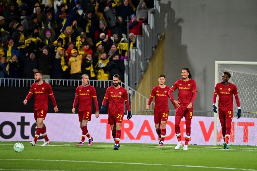 La squadra si schiera in campo dopo il gol del 2-1 contro il Bodo (AS Roma via Getty Images)