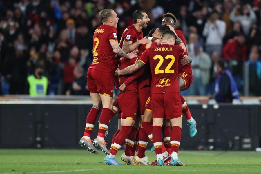 I calciatori giallorossi esultano dopo il goal di Chris Smalling (AS Roma via Getty Images)