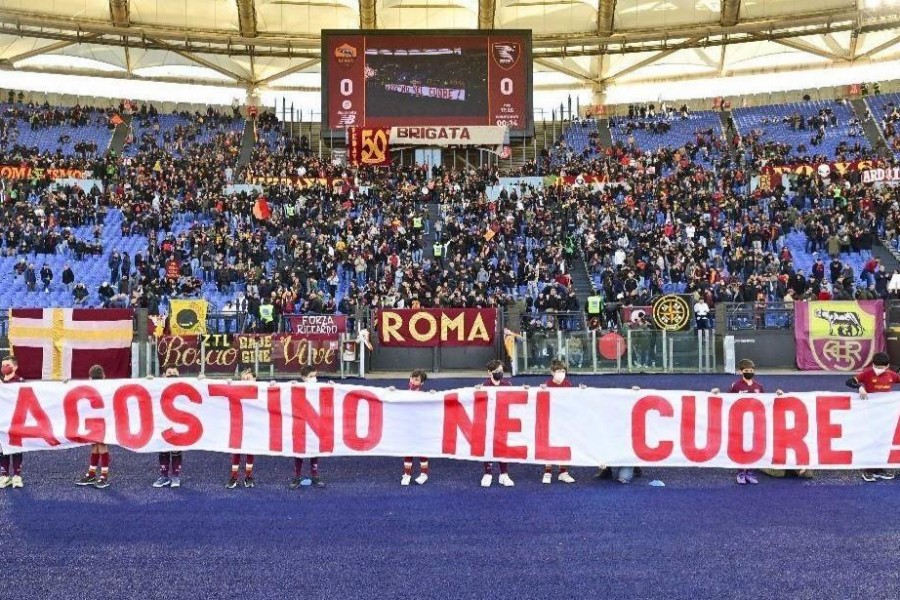 Lo striscione esposto sotto la Curva Sud in ricordo di Ago (Getty)