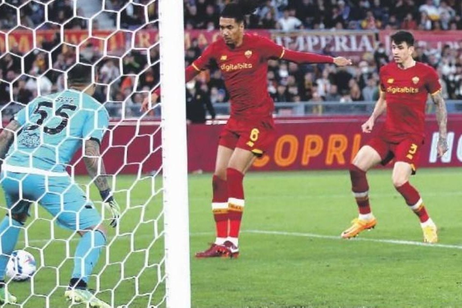 Smalling devia la punizione di Veretout e realizza il 2-1 della Roma sulla Salernitana, il quarto gol stagionale, terzo in campionato, di Mancini