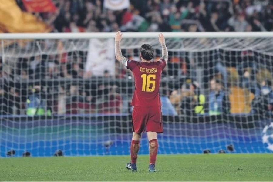 Daniele De Rossi esulta verso la Sud dopo il 3-0 al Barcellona del 10 aprile 2018 (Getty Images)