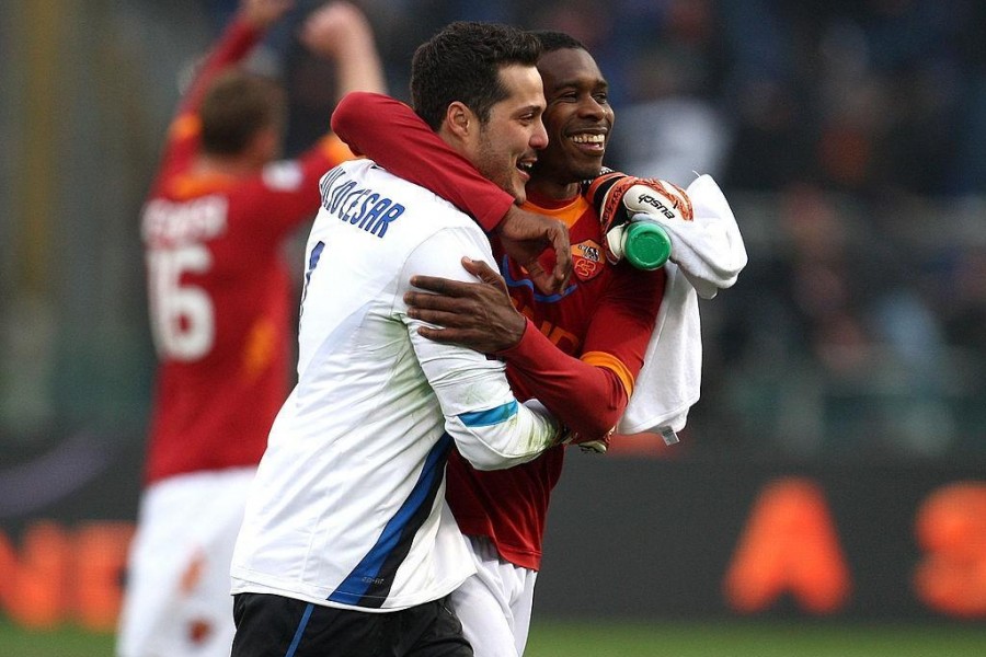 Julio Cesar abbraccia Juan durante un Roma-Inter all'Olimpico (Getty Images)