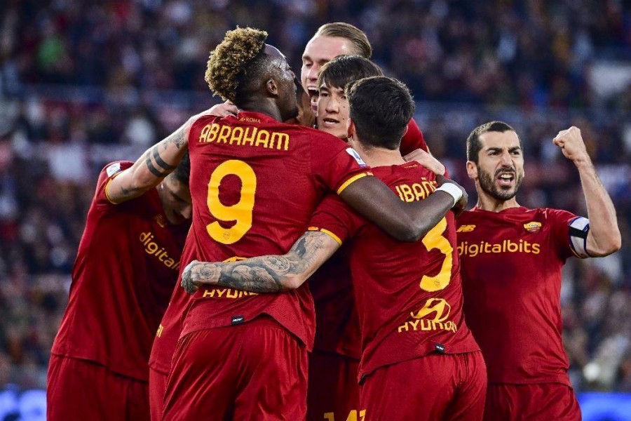 I calciatori giallorossi esultano dopo un gol (AS Roma via Getty Images)