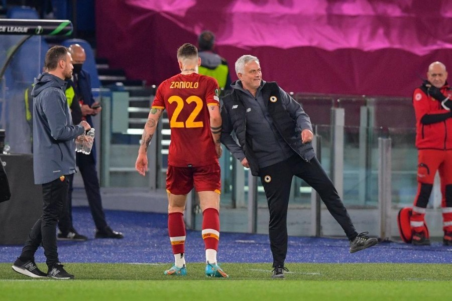 Mourinho con Zaniolo al momento del cambio del 22 (As Roma via Getty Images)