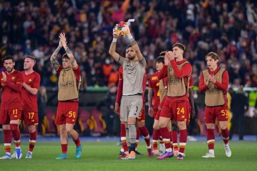 La Roma celebra il passaggio del turno insieme ai suoi tifosi (AS Roma via Getty Images)