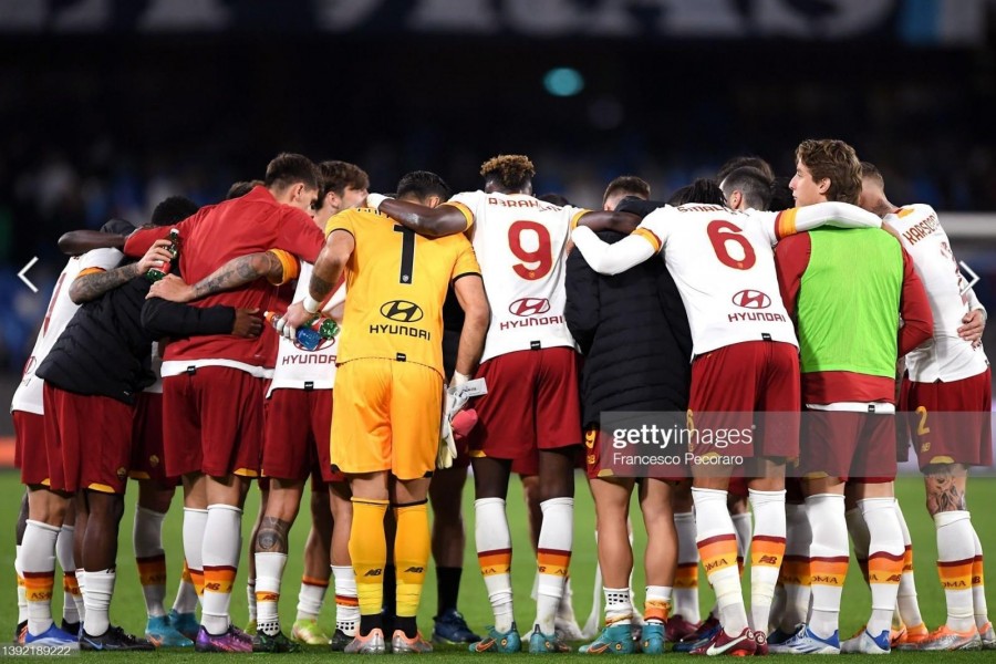 Napoli-Roma, i giallorossi fanno gruppo dopo il fischio finale (AS Roma via Getty Images)