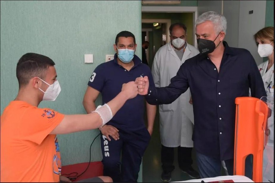 Mourinho con uno dei bambini (crediti foto: AS Roma)