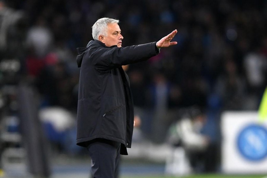 Mourinho dà indicazioni ai suoi contro il Napoli (As Roma via Getty Images)