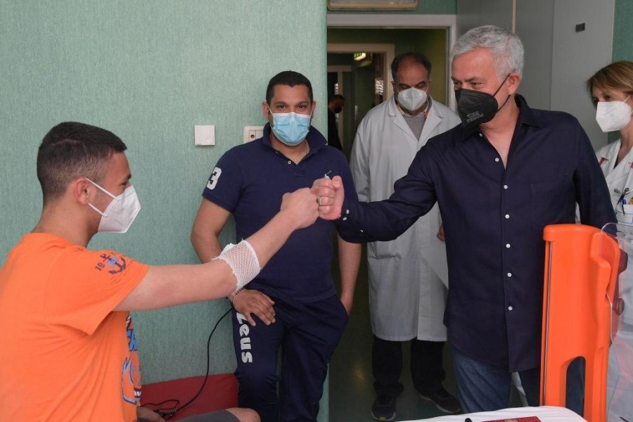 Mourinho al Bambino Gesù (As Roma via Getty Images)