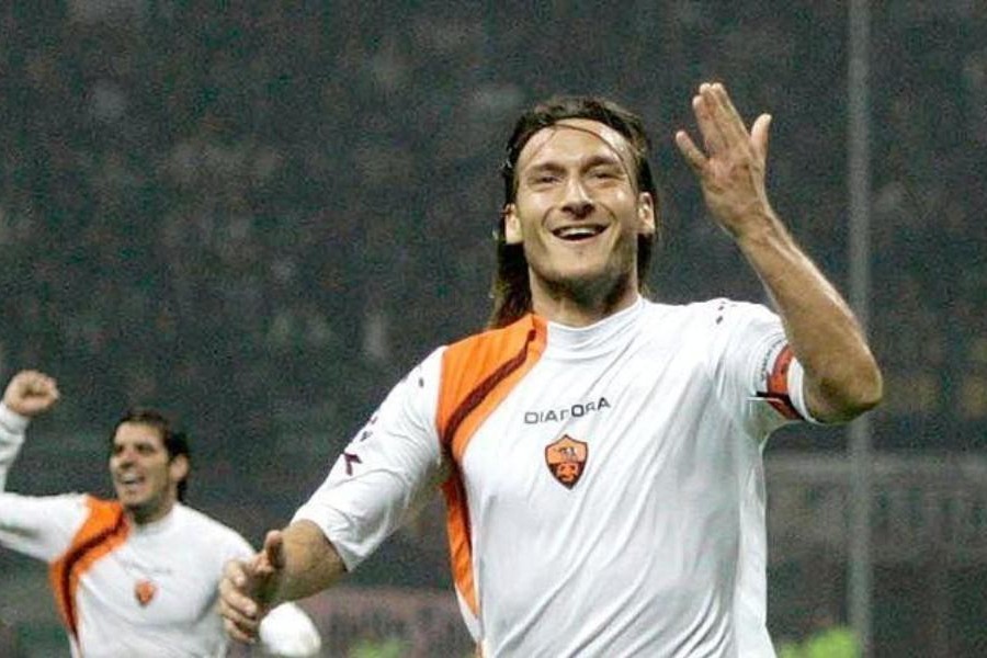 Totti festeggia il gol col cucchiaio a San Siro il 26 ottobre 2005 (AS Roma via Getty Images)