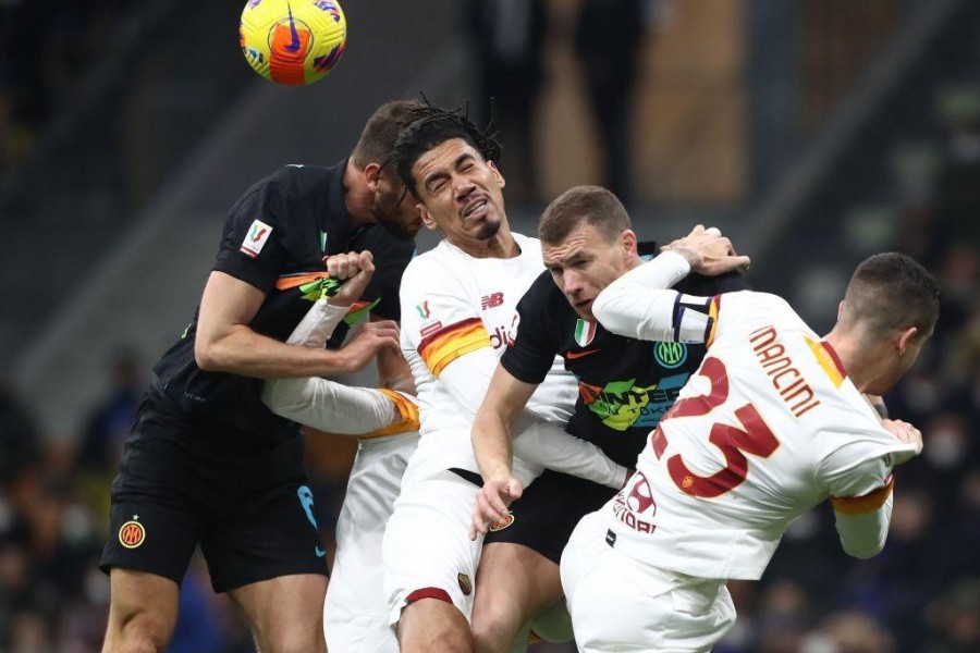 Un duello aereo tra Smalling e Dzeko (Getty Images)