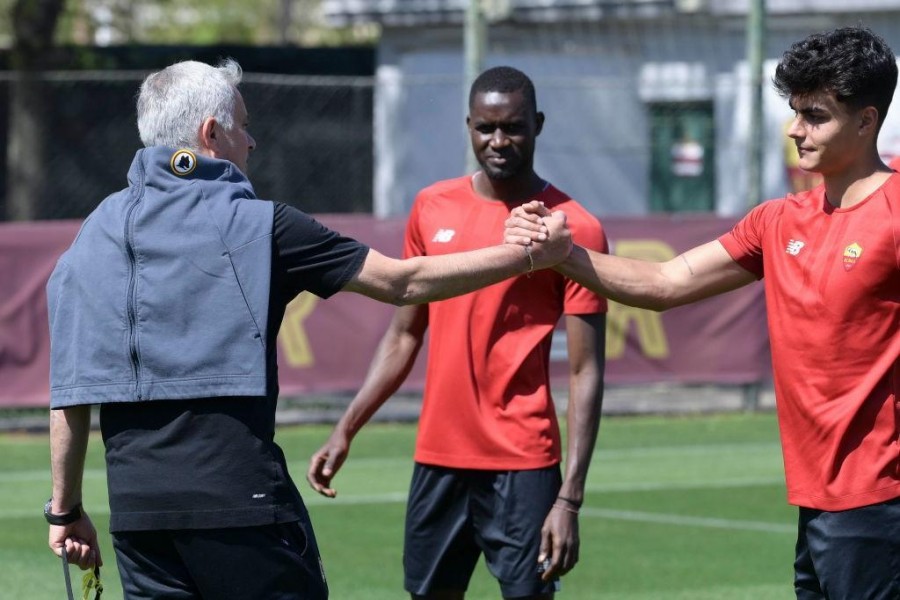 Gesto d'intesa tra Mourinho e Satriano (As Roma via Getty Images)