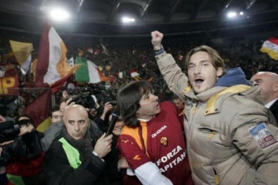 Francesco Totti e Bruno Conti festeggiano sotto la Curva Sud