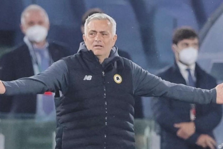 Mourinho nel finale della gara contro il Leicester (As Roma via Getty Images)