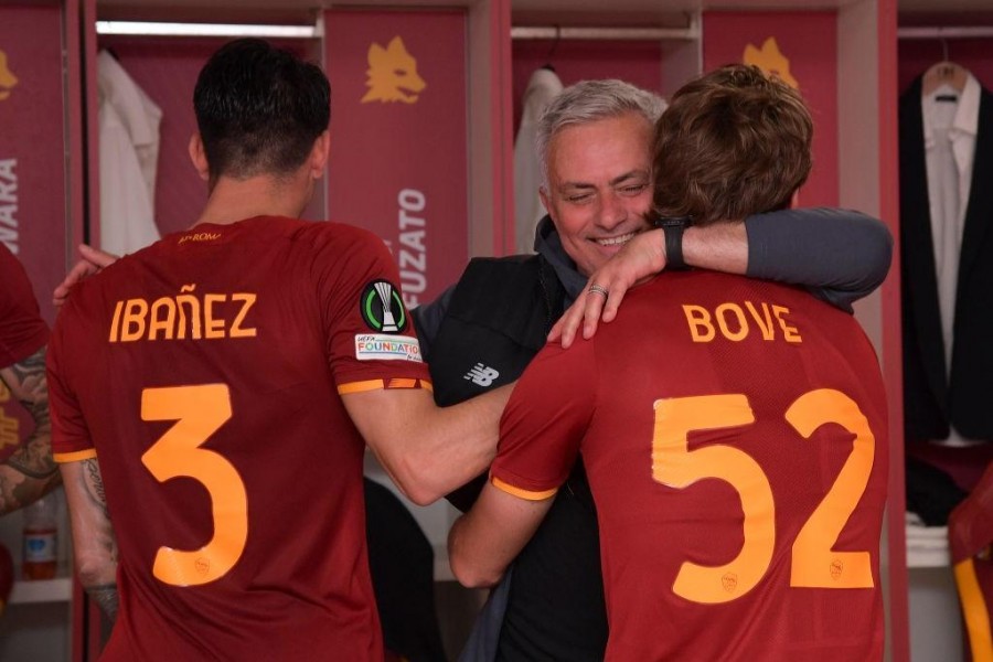 Mourinho abbraccia Bove dopo la vittoria sul Leicester (As Roma via Getty Images)