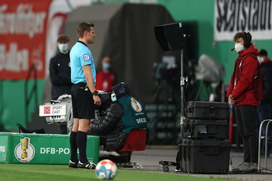 L'arbitro Brych al Var (getty Images)