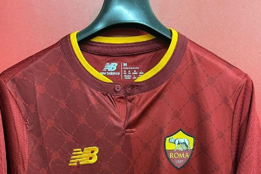 Un dettaglio della nuova maglia della Roma (Getty Images)