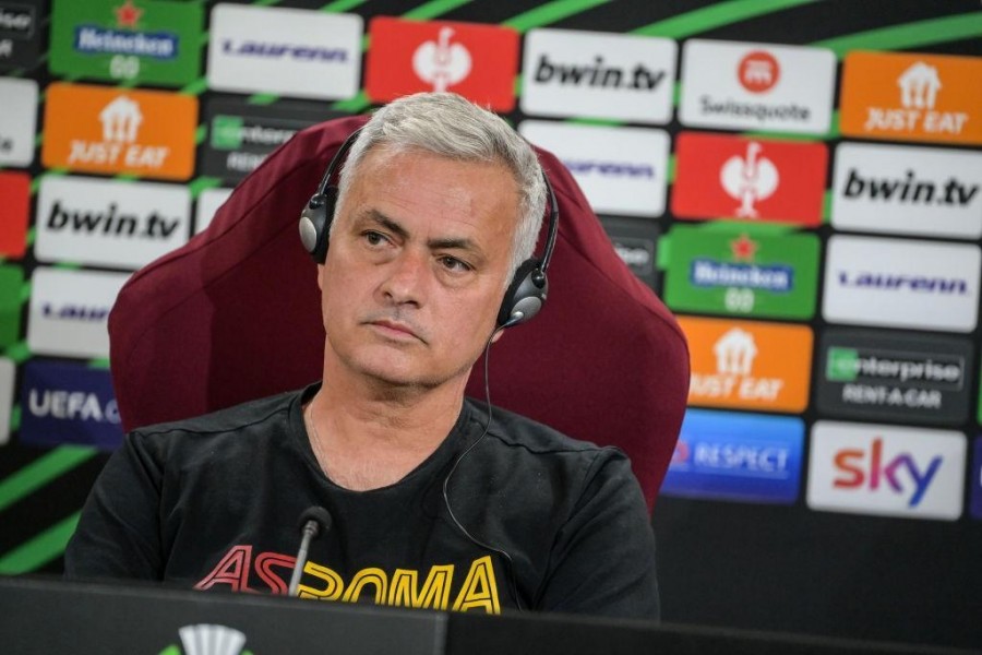 José Mourinho in conferenza stampa (As Roma via Getty Images)