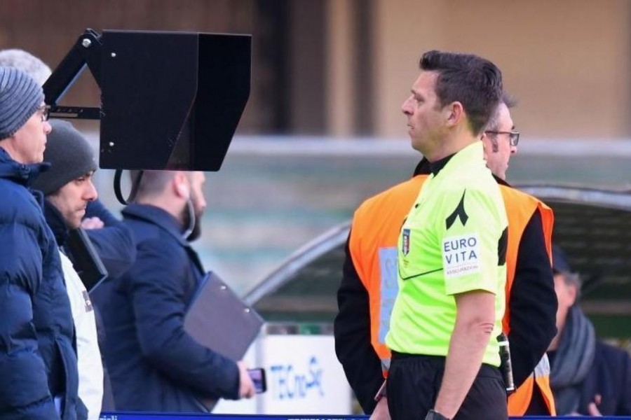 L'arbitro Rocchi consulta il Var (Getty Images)