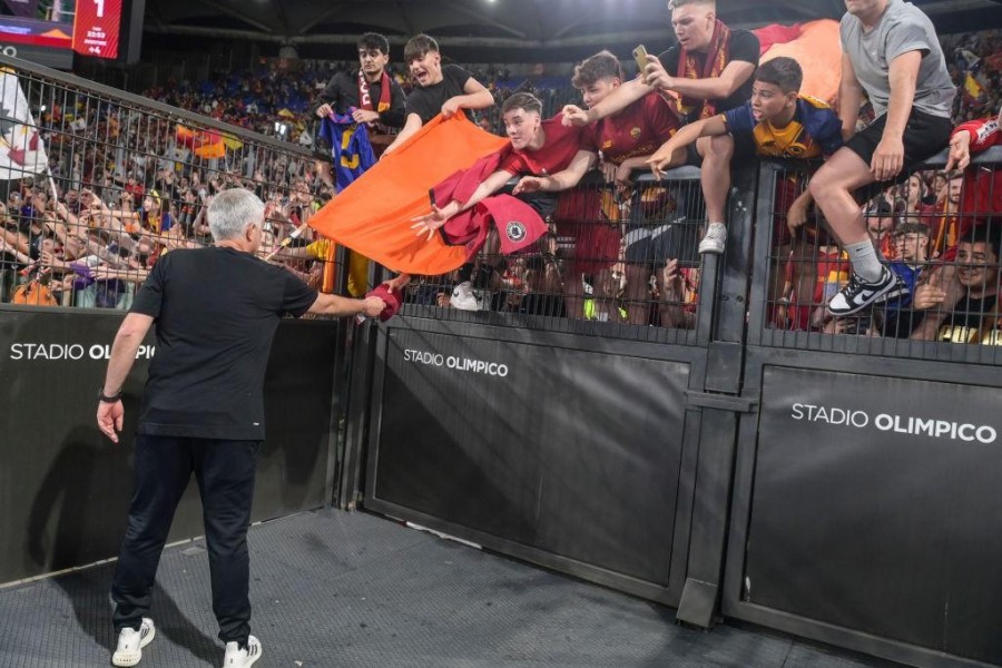 Mourinho sotto la Curva Sud (As Roma via Getty Images)