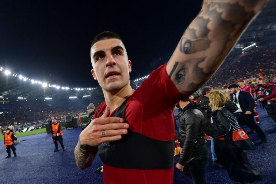 Gianluca Mancini sotto la Curva Sud (As Roma via Getty Images)