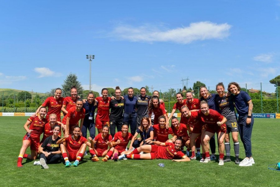 La Roma Femminile riunita dopo la vittoria sulla Lazio (As Roma via Getty Images)