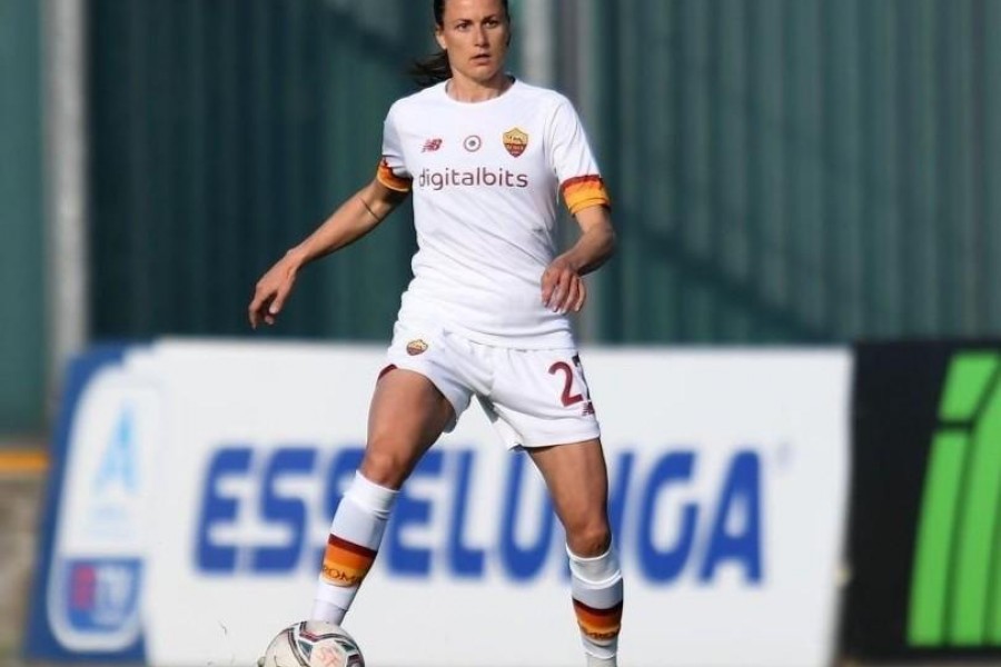 Il difensore romanista con il kit da trasferta (As Roma Via Getty Images)