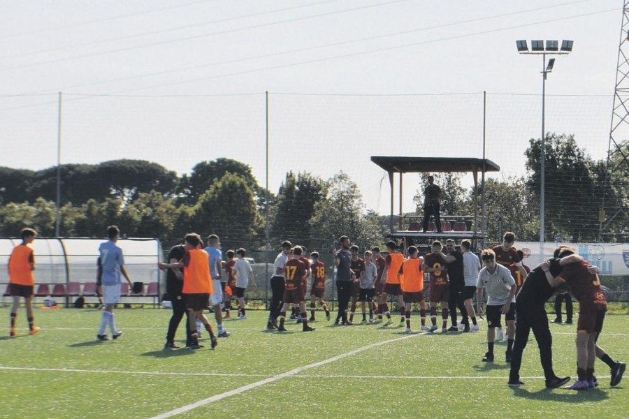 I ragazzi dell'U14 che festeggiano dopo il pareggio con la Lazio