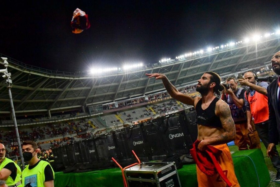 Sergio Oliveira regala la maglia ai tifosi in trasferta a Torino (As Roma via Getty Images)