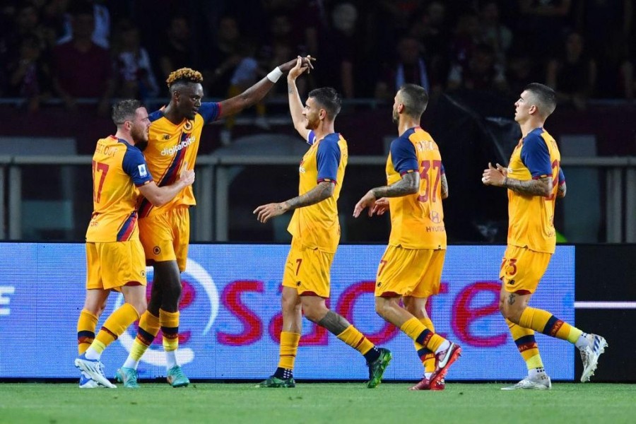 L'esultanza dei giallorossi dopo il raddoppio di Abraham (As Roma via Getty Images)