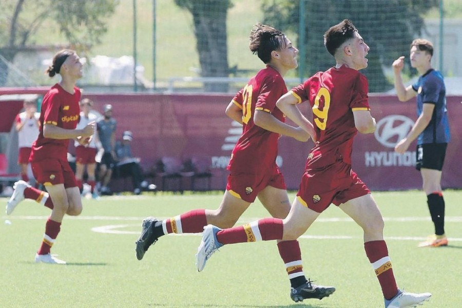 L’esultanza di Almaviva e Mannini, numero 10 e numero 9, dopo il gol del 2-0 all’Inter Under 16, mercoledì pomeriggio, di Mancini