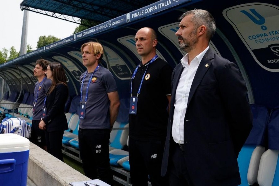 Spugna e il suo staff in panchina durante la finale di Coppa Italia (As Roma via Getty Images)