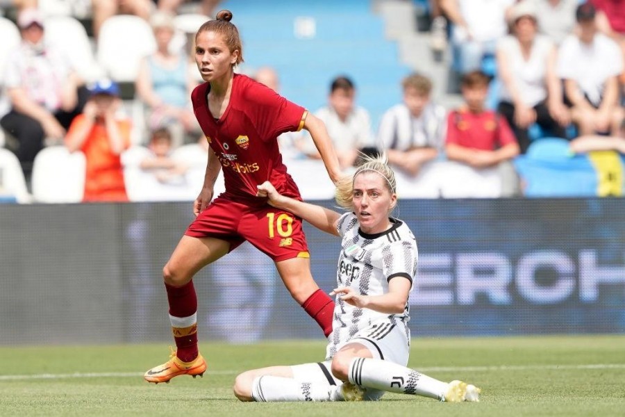 Manuela Giugliano in azione contro la Juventus (AsRoma via Getty Images)