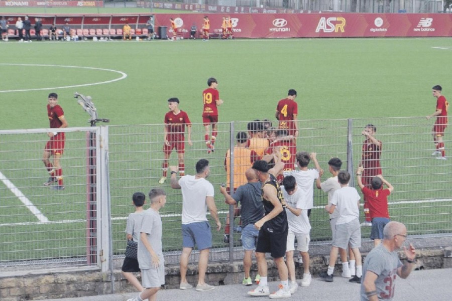La Roma Under 16 festeggia con parenti e tifosi dopo il gol di Litti