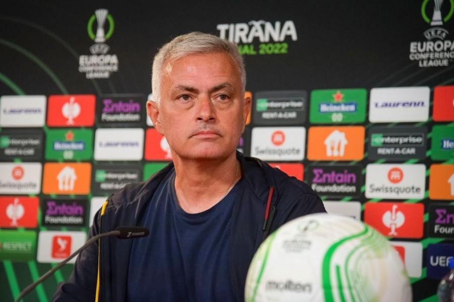 Mourinho in conferenza stampa  (As Roma via Getty Images)