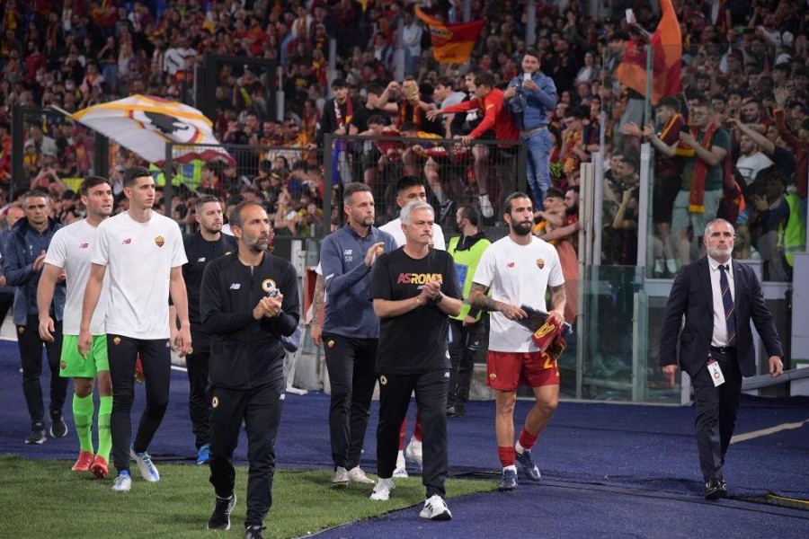 La squadra ringrazia i tifosi durante il giro di campo (As Roma via Getty Images)