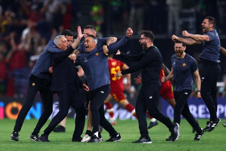 Mourinho esulta con il suo staff la vittoria della Conference (As Roma via Getty Images)