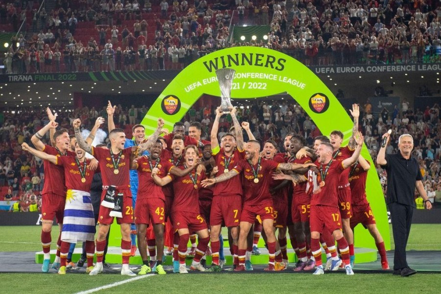 La Roma con la coppa (Getty Images)