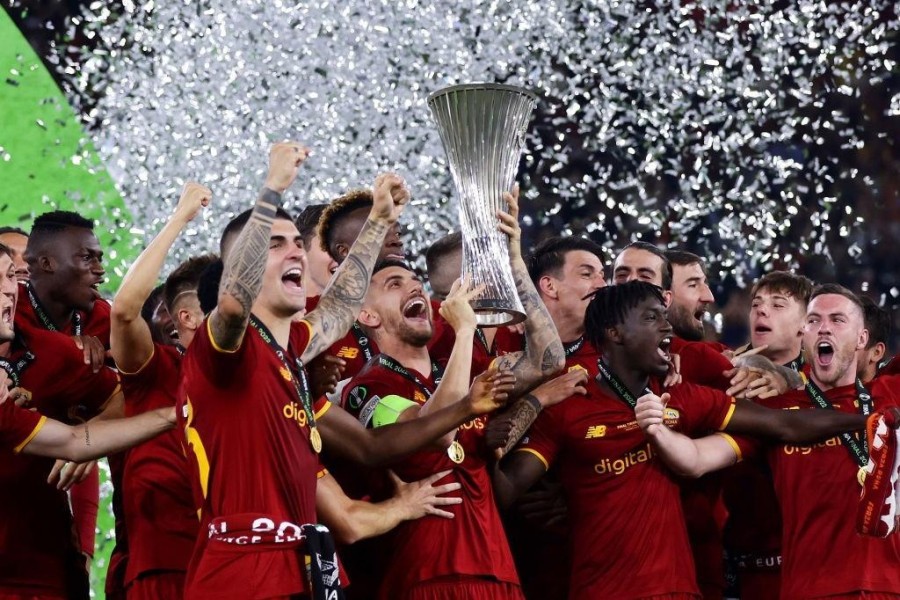 La Roma alza la Conference League al cielo (As Roma via Getty Images)