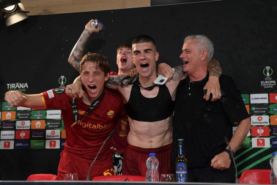 Bove, Mancini, Zalewski e Mourinho esultano in sala stampa (As Roma via Getty Images)