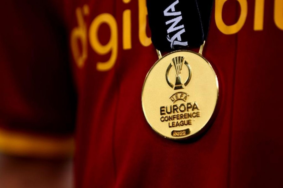 La medaglia della UEFA Conference League (As Roma via Getty Images)